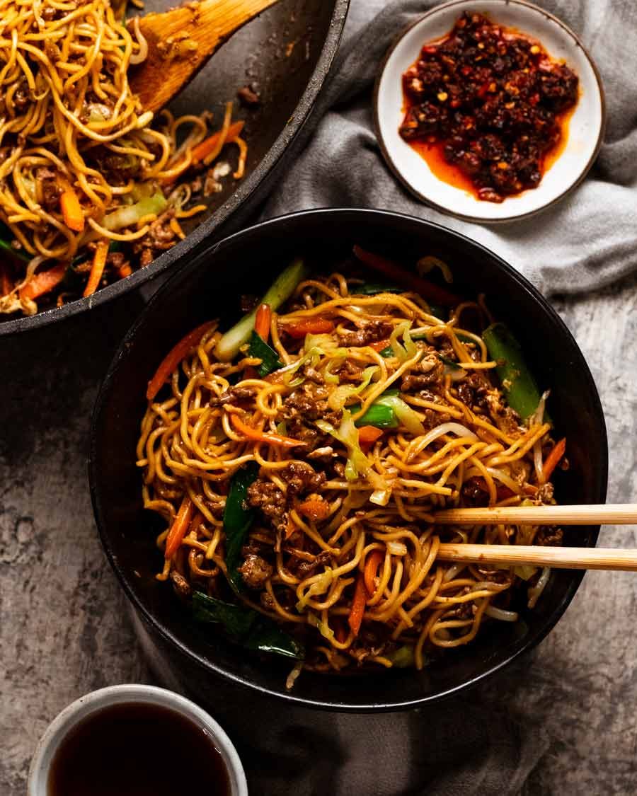 Bowl of Beef chow mein ready to be eaten