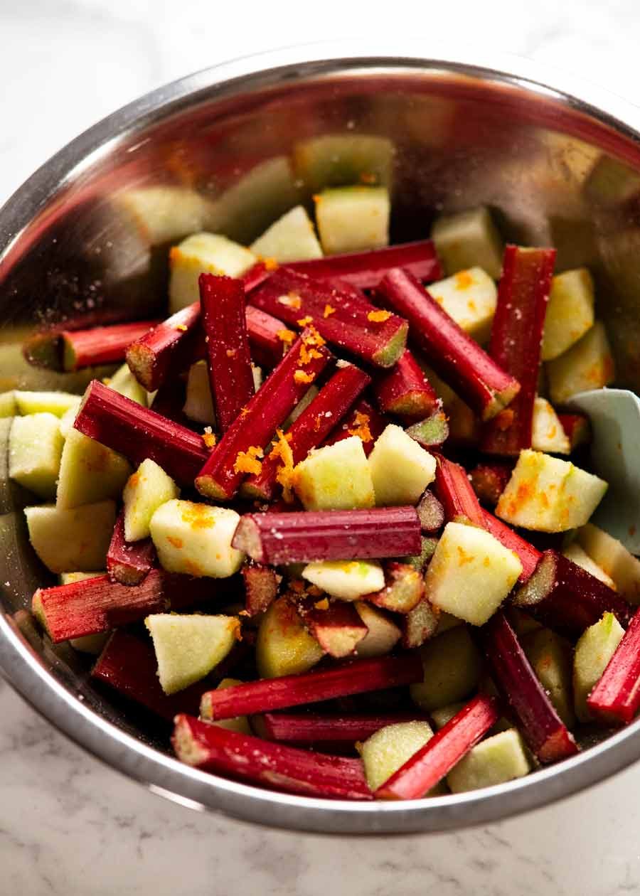 Filling for Rhubarb crumble with apple