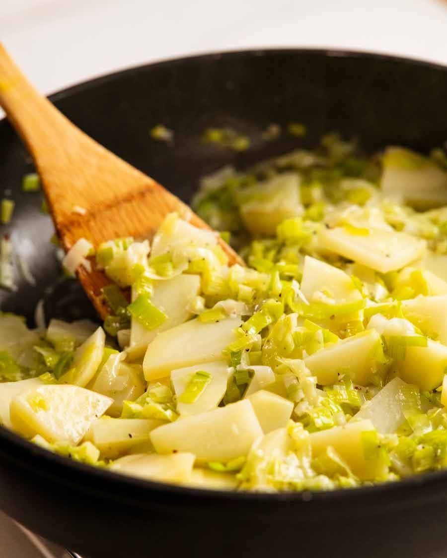 Making Creamy fish on potato gratin