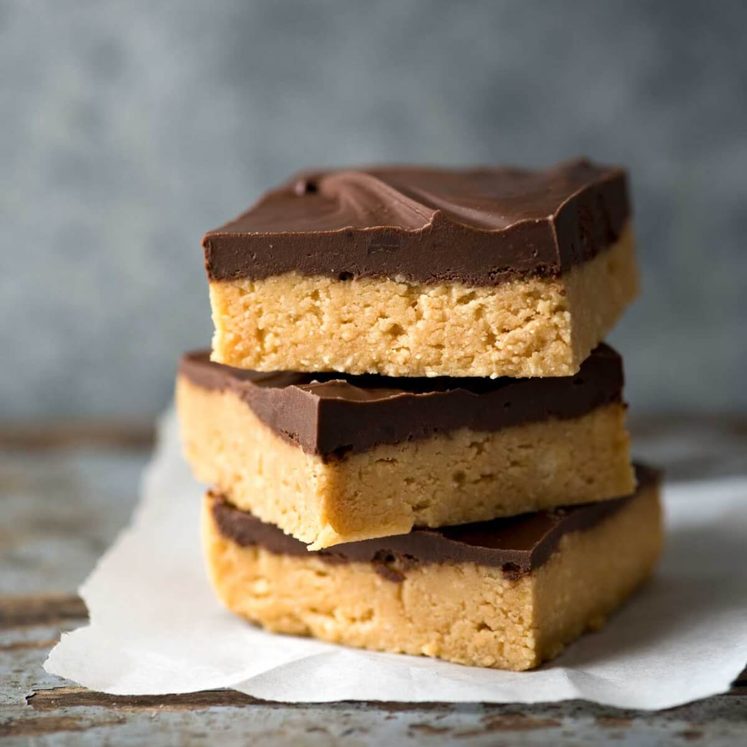 Super quick, 5 ingredient Peanut Butter Chocolate Bars - tastes like Peanut Butter Cups! recipetineats.com