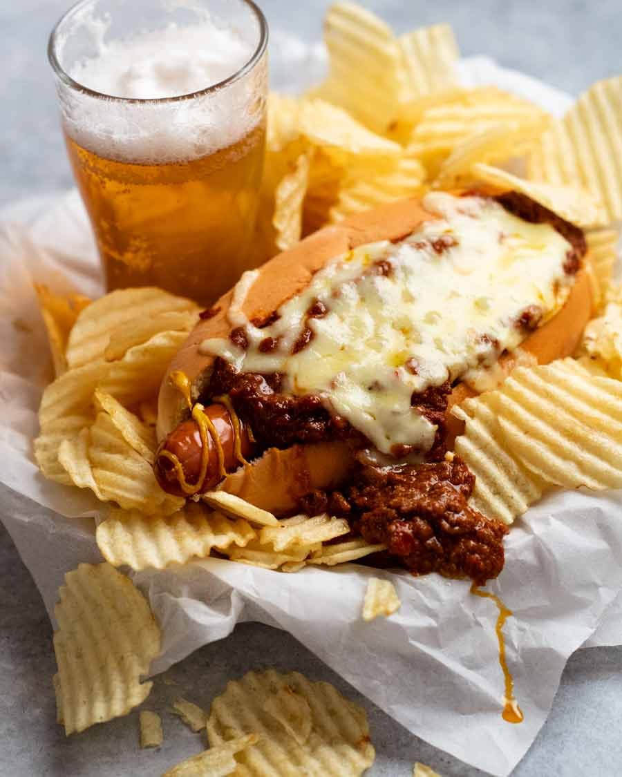 Chili dog with beer and crisps