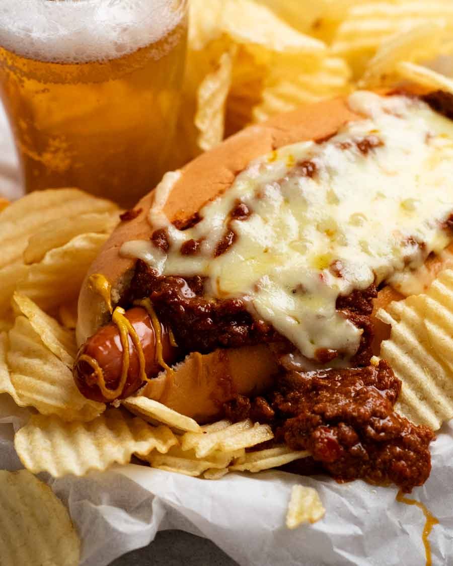 Chili dog with beer and crisps