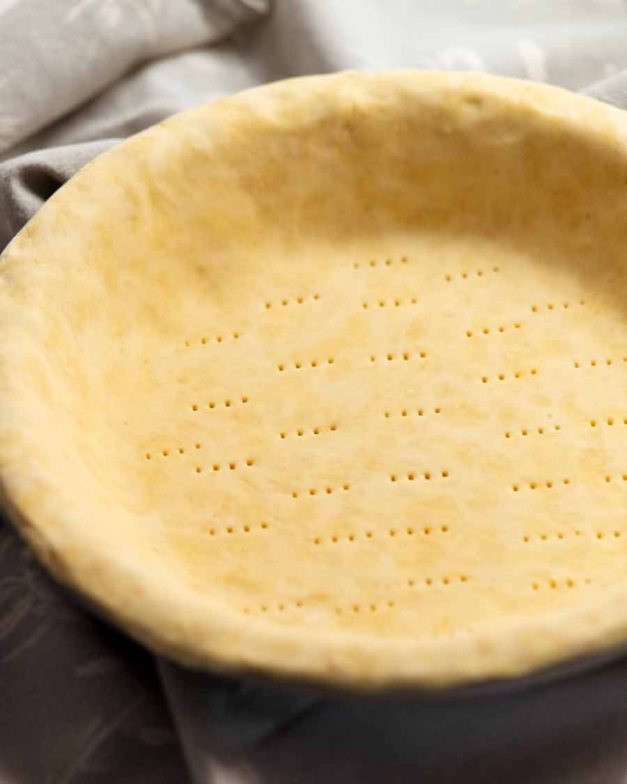 apple-pie-shortcrust-pastry Pie tin with shortcrust pastry for apple pie