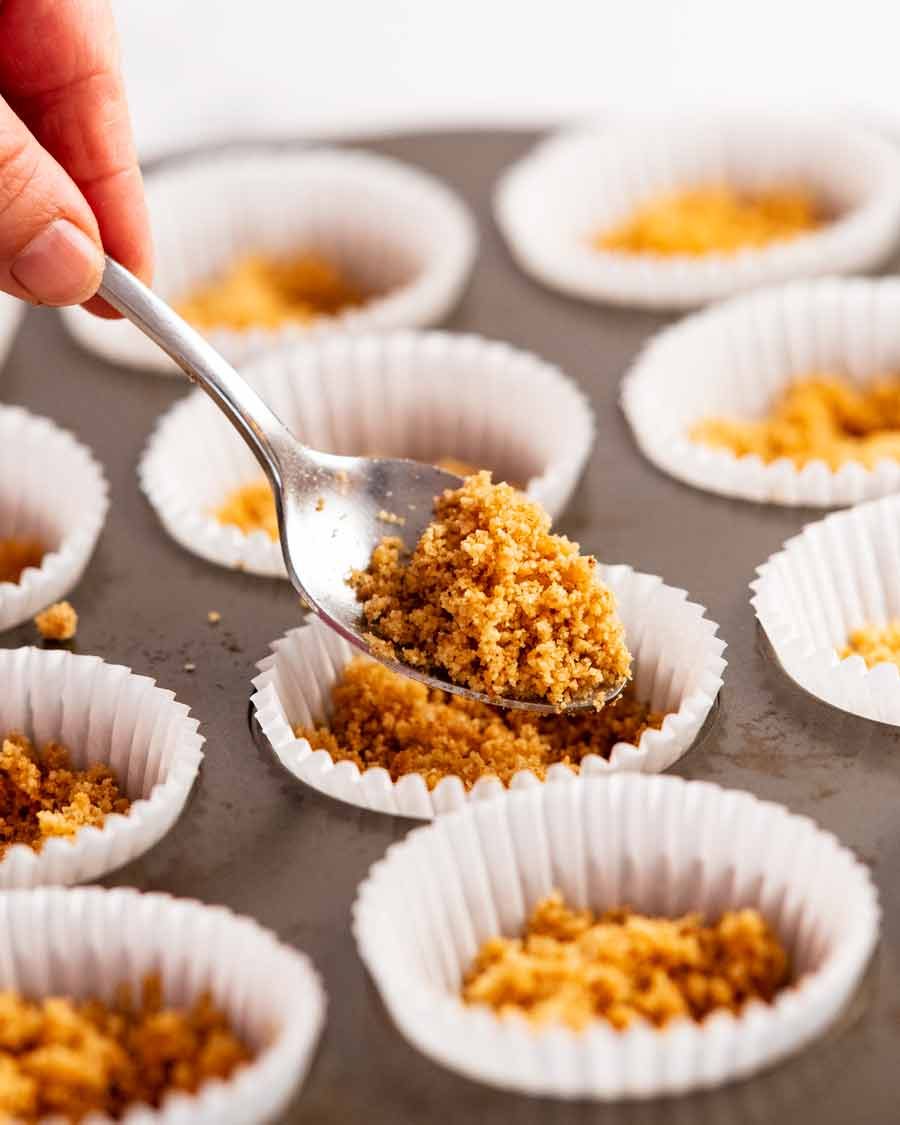 mini-cheesecakes_3-3 Filling muffin tin cases with biscuit base for Mini cheesecakes