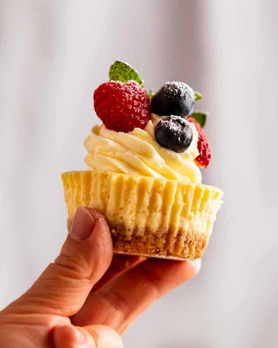 mini-cheesecakes_8-3 Hand holding Mini cheesecakes