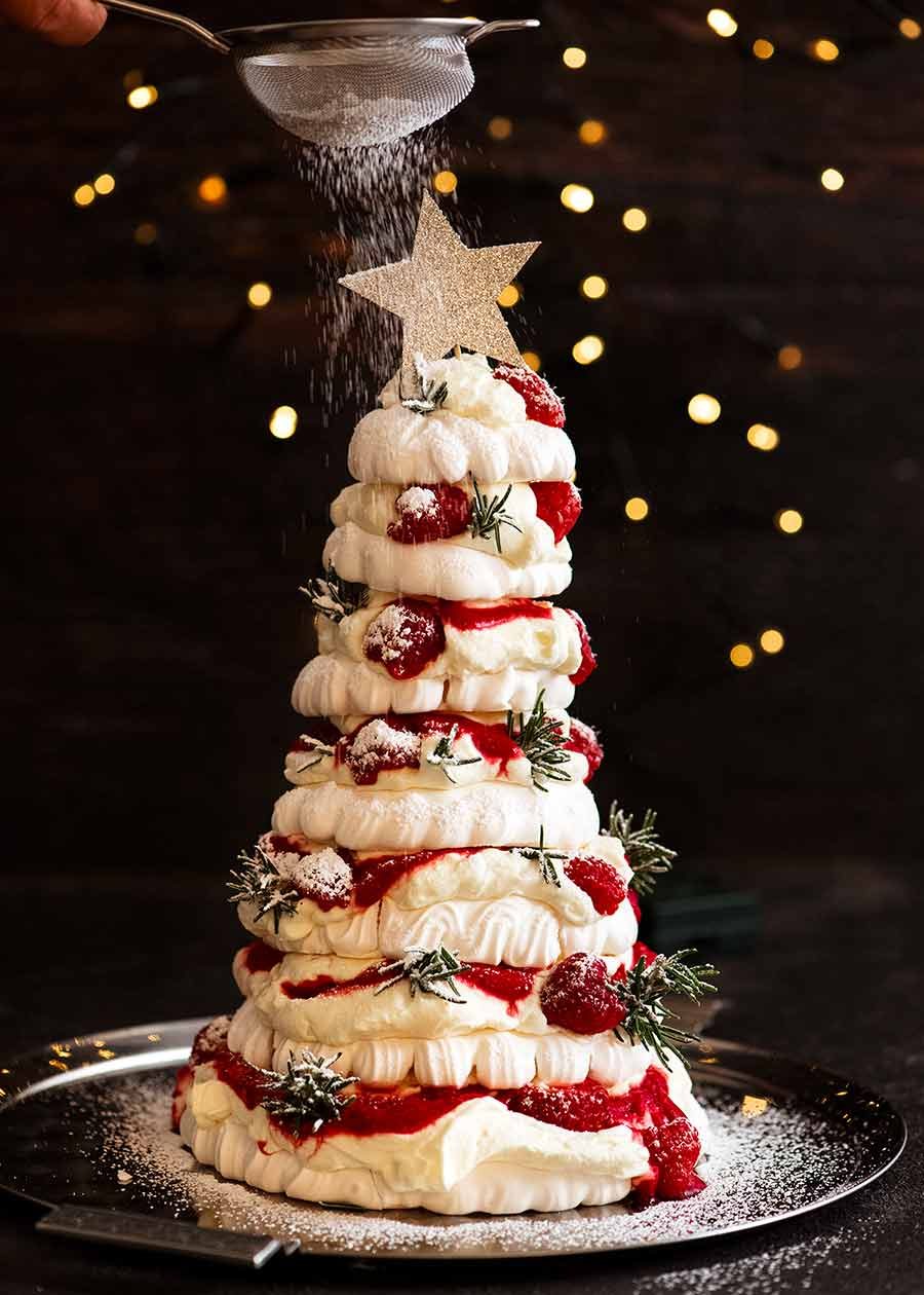 pavlova-christmas-tree_6 Dusting Pavlova Christmas Tree Dessert with icing sugar