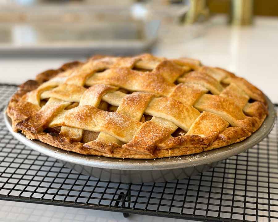 side-photo-freshly-cooked-apple-pie Side photo of freshly cooked apple pie