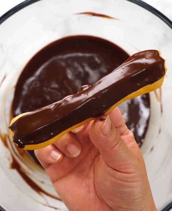 topping-eclair-with-chocolate-copy