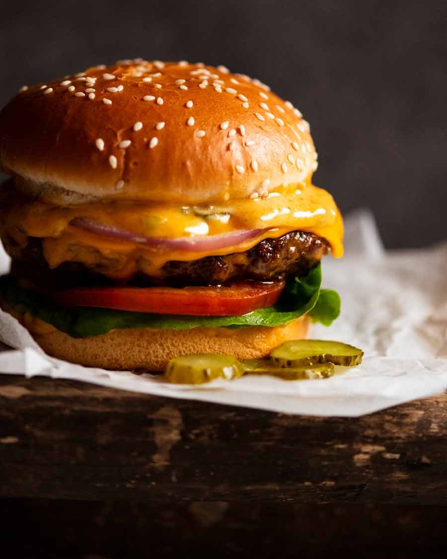 cheeseburger Freshly made Cheeseburger ready to be eaten