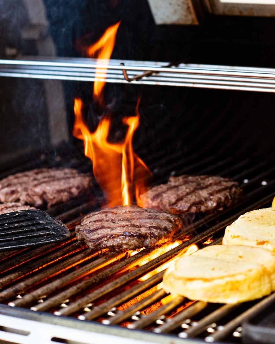 cooking-cheeseburger-on-bbq Cooking cheeseburger on BBQ