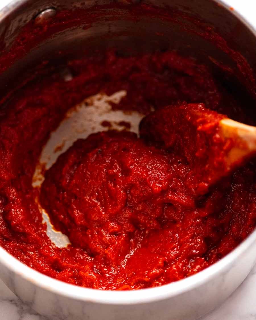 homemade-burger-sauce-tomato_6 Quick tomato chutney burger sauce in a saucepan