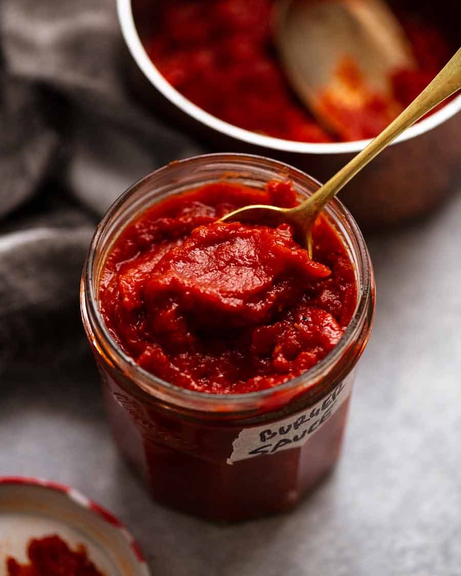 homemade-burger-sauce-tomato_7 Quick tomato chutney burger sauce in a jar ready to be used