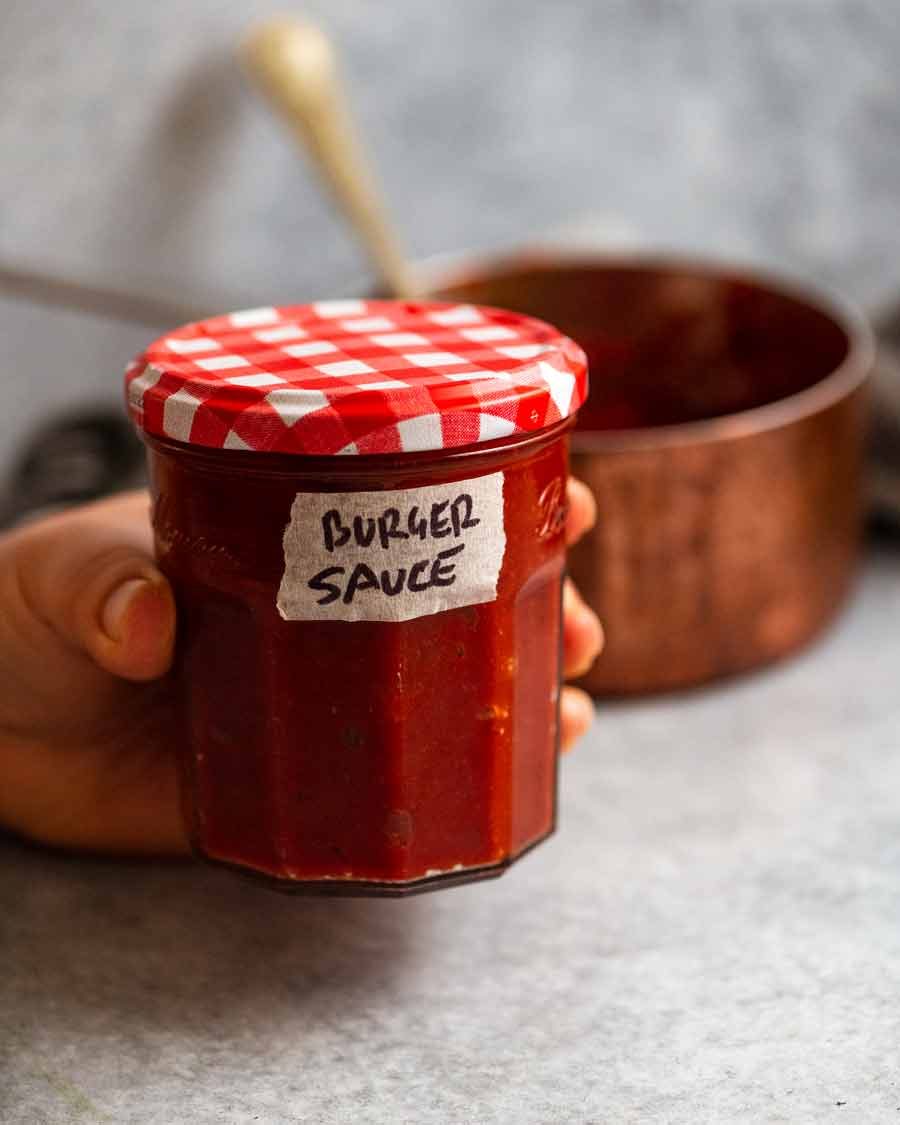 homemade-burger-sauce-tomato_8 Quick tomato chutney burger sauce in a jar ready to be refrigerated