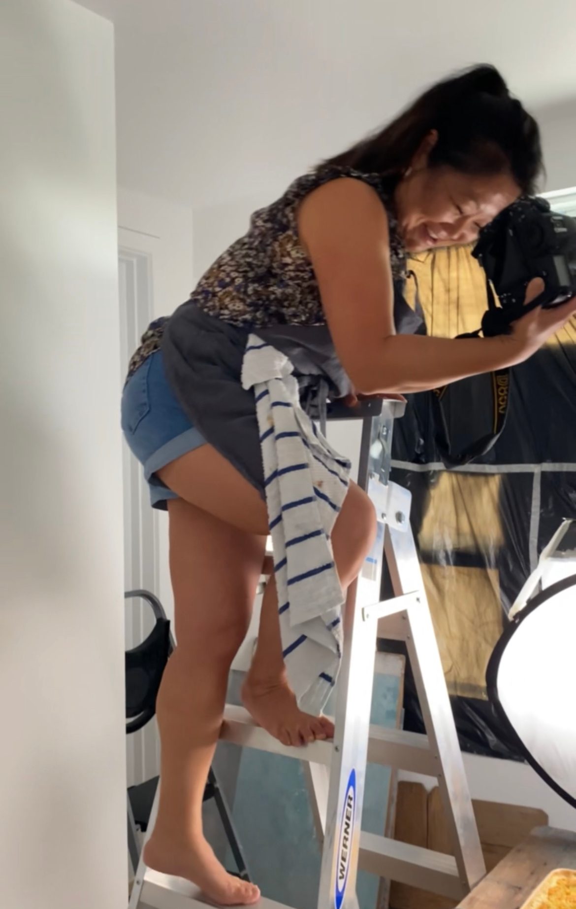 nagi-climbing-ladder-to-take-photo Nagi shoot food photography