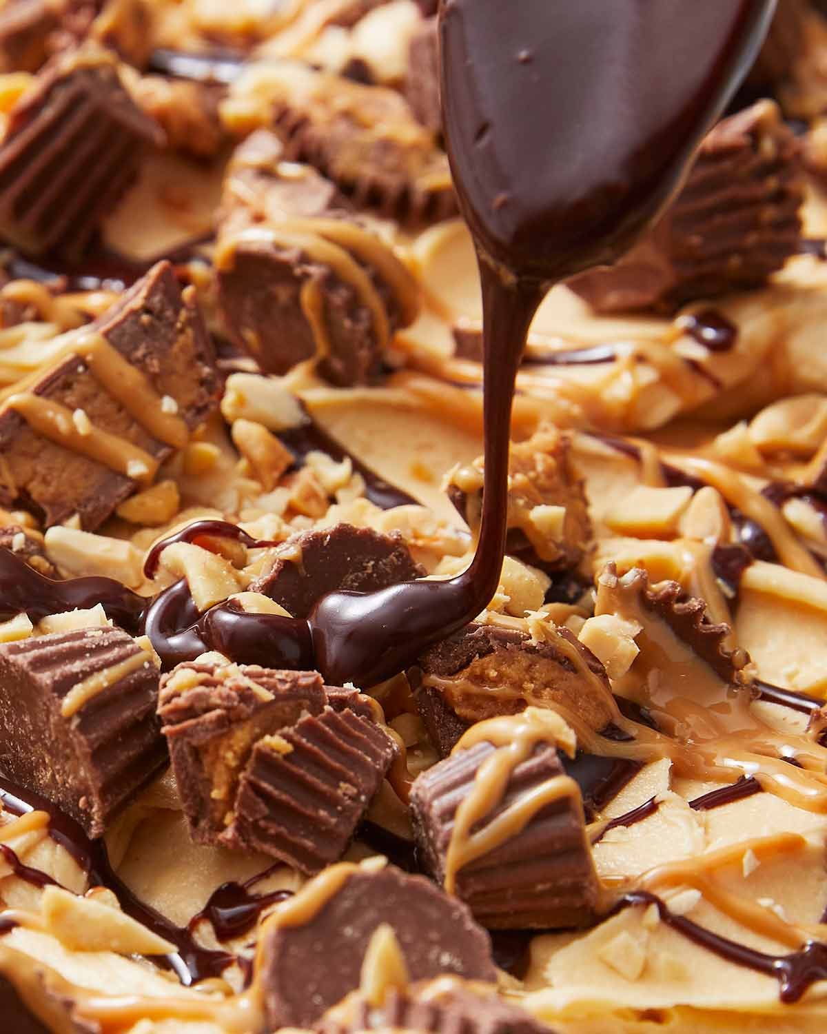 chocolate-peanut-butter-cake-3 Drizzling chocolate on Chocolate peanut butter cake