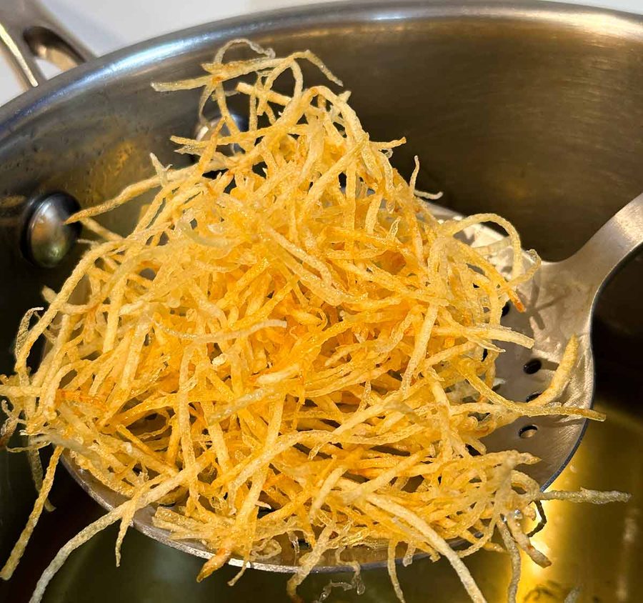 frying-crispy-potato-straws-pommes-paille_7