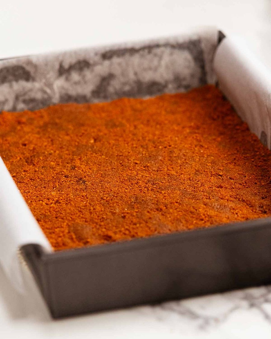 biscoff-base-for-christmas-cheesecake-2