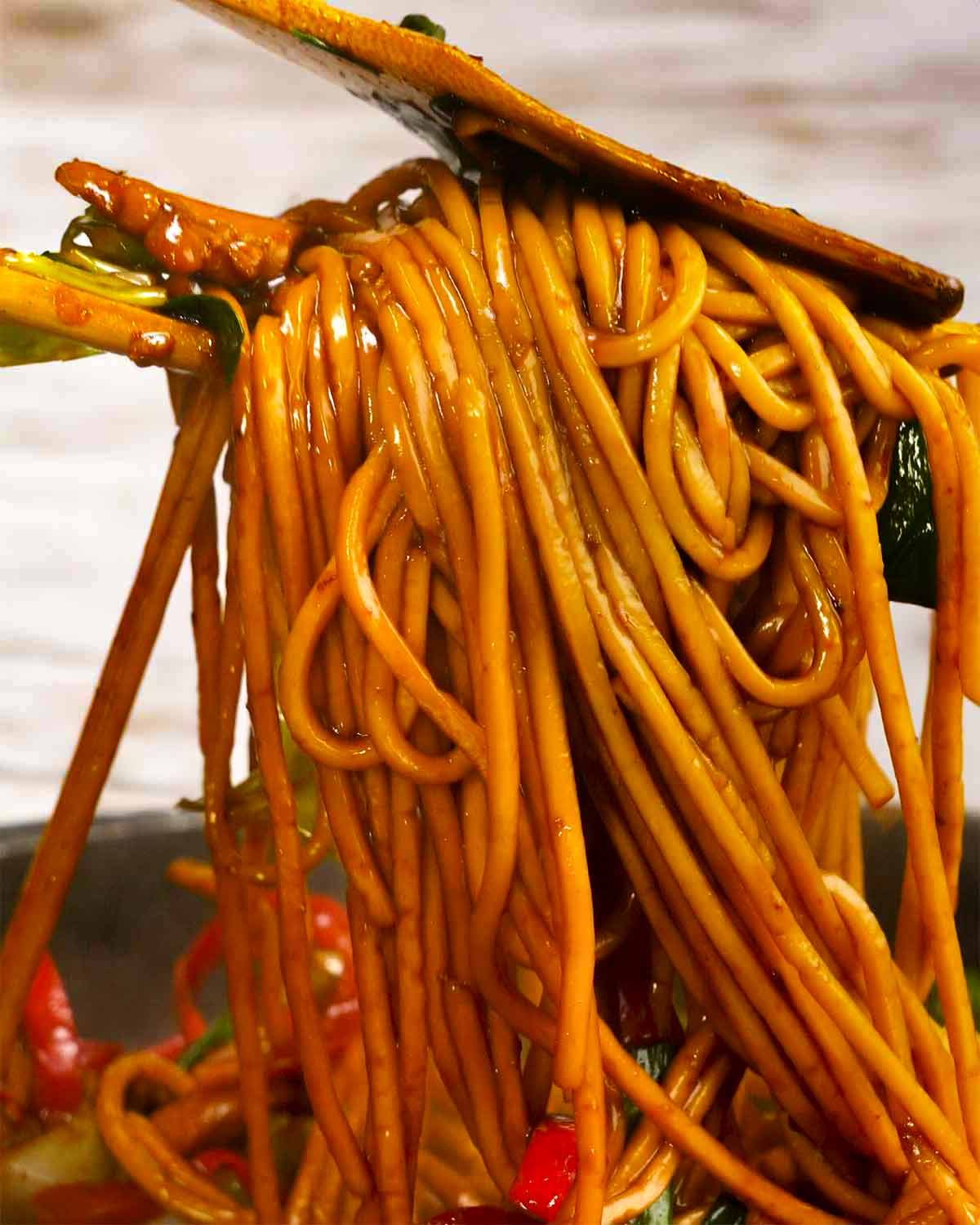 hokkien-noodles-with-chicken Tossing Hokkien noodles