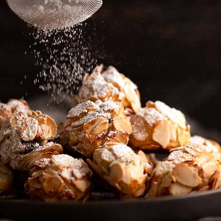 italian-almond-cookies_6-1 Dusting icing sugar over Italian Almond Cookies