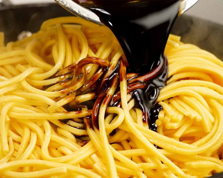 pouring-sauce-over-hokkien-noodles